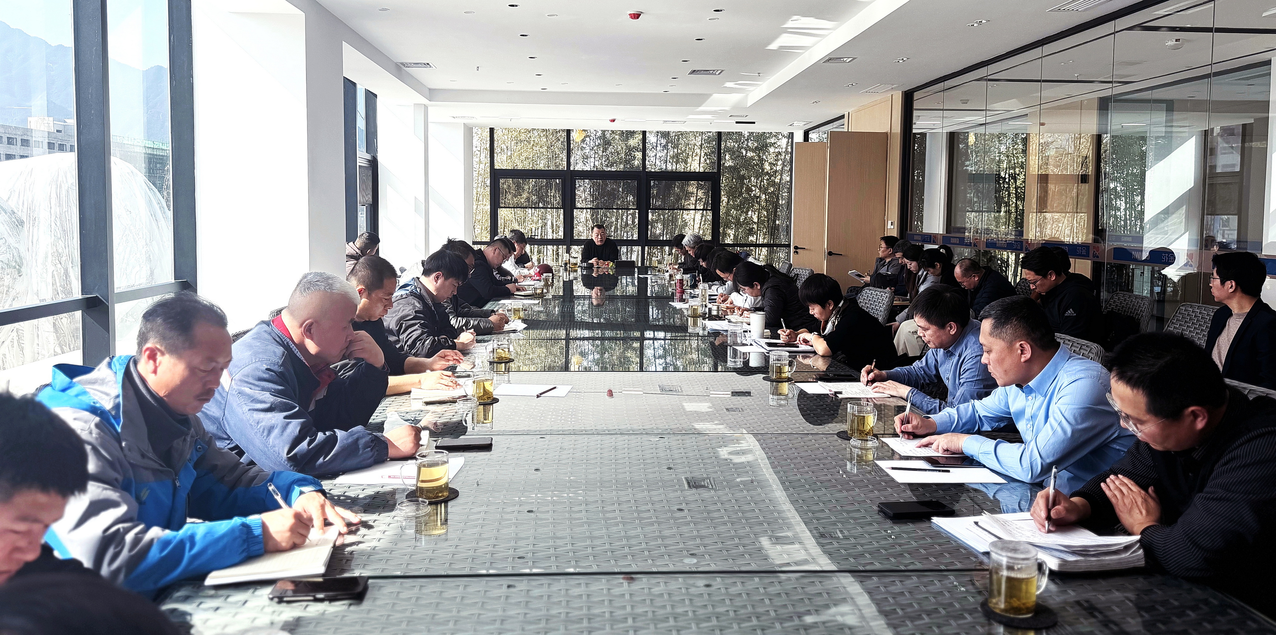 金花股份董事長邢雅江攜經(jīng)營管理團隊一行對草堂項目施工現(xiàn)場進行全面巡查 金花股份董事長邢雅江攜經(jīng)營管理團隊一行對草堂項目施工現(xiàn)場進行全面巡查